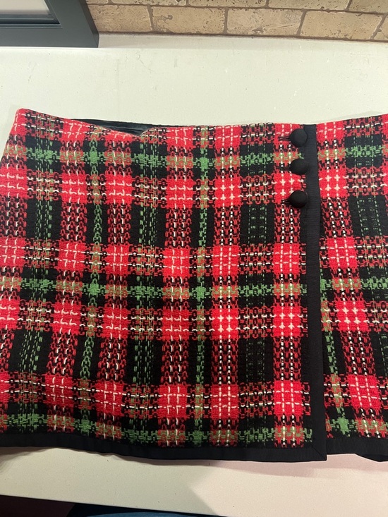 Vineyard Vines Dresses & Skirts - Vineyard Vines Red and Green Plaid Mini Skirt with Black Trim